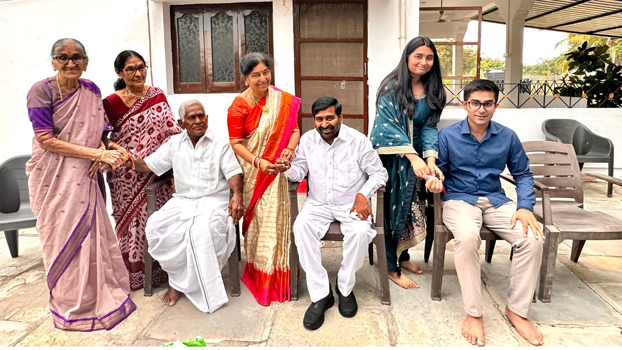 మాజీ మంత్రి జగదీశ్రెడ్డి ఇంట మూడు తరాల రక్షాబంధన్ మాజీ మంత్రి జగదీశ్రెడ్డి ఇంట మూడు తరాల రక్షాబంధన్
