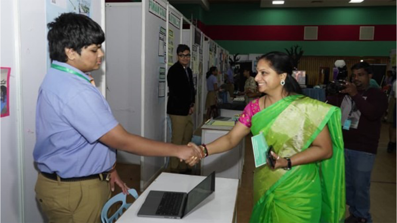 కేసీఆర్ ను కలిసి కుమారుడితో అమెరికాకు కవిత ప్రయాణం కేసీఆర్ ను కలిసి కుమారుడితో అమెరికాకు కవిత ప్రయాణం