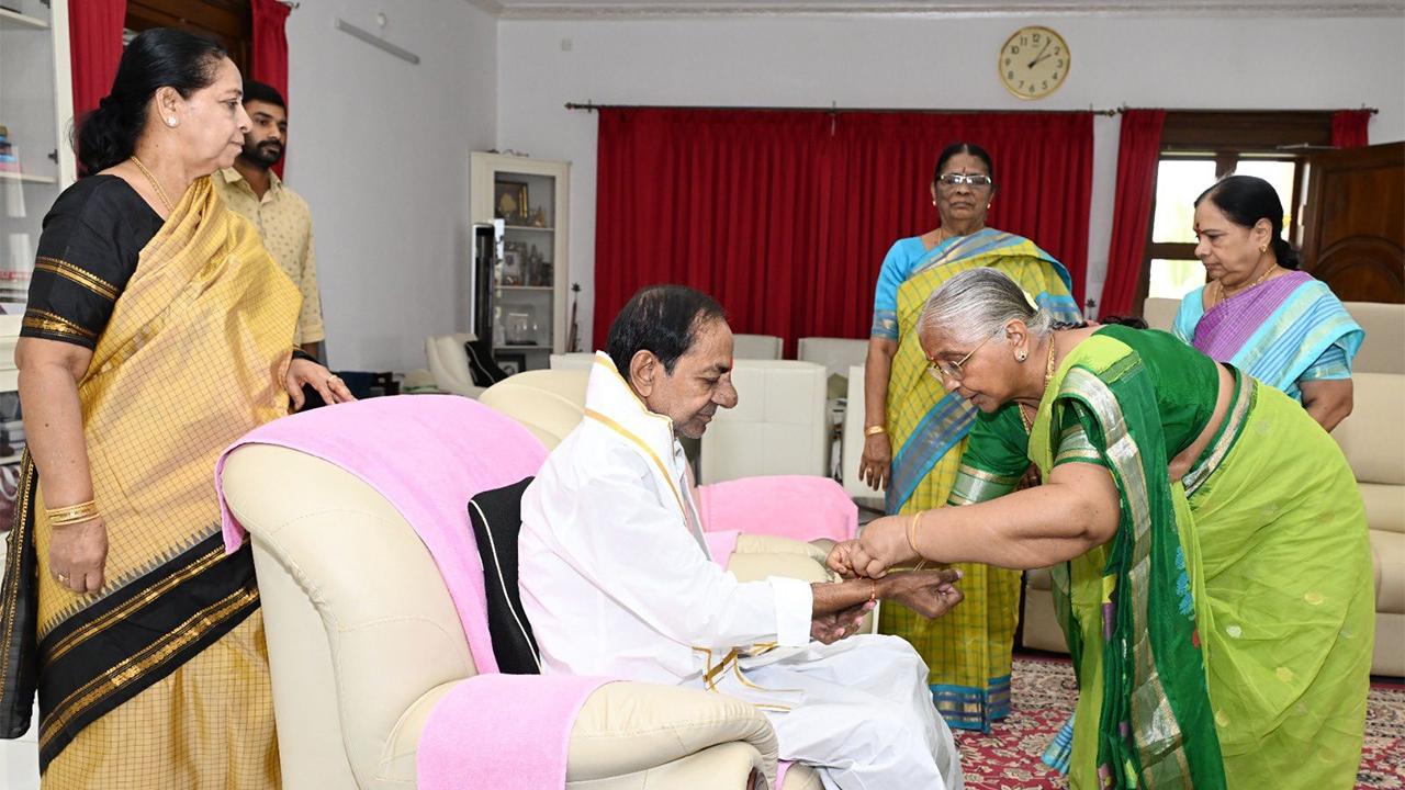 మాజీ సీఎం కేసీఆర్ కు రాఖీ కట్టిన సోదరీమణులు మాజీ సీఎం కేసీఆర్ కు రాఖీ కట్టిన సోదరీమణులు