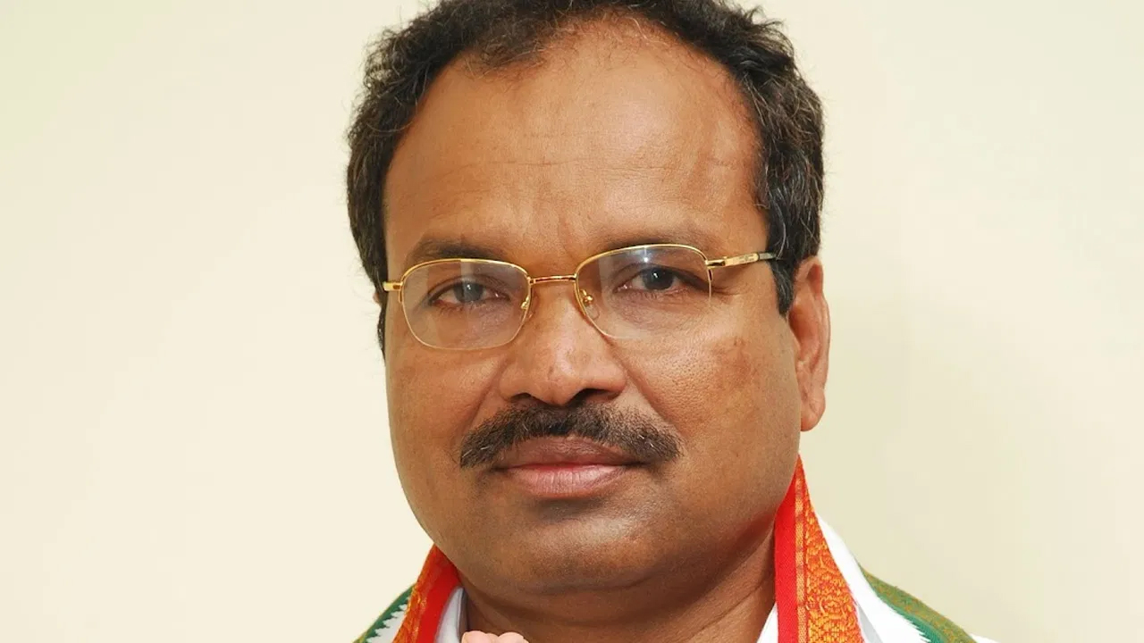 చిరు ఉద్యోగులను తొలగించొద్దు… చిరు ఉద్యోగులను తొలగించొద్దు…