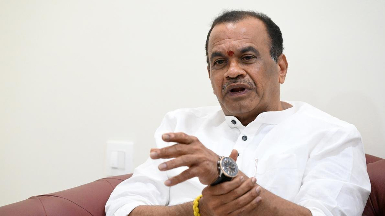 లక్షకోట్లు తిన్నవాళ్లను ఊరికే వదిలిపెట్టం: మంత్రి కోమటిరెడ్డి లక్షకోట్లు తిన్నవాళ్లను ఊరికే వదిలిపెట్టం: మంత్రి కోమటిరెడ్డి