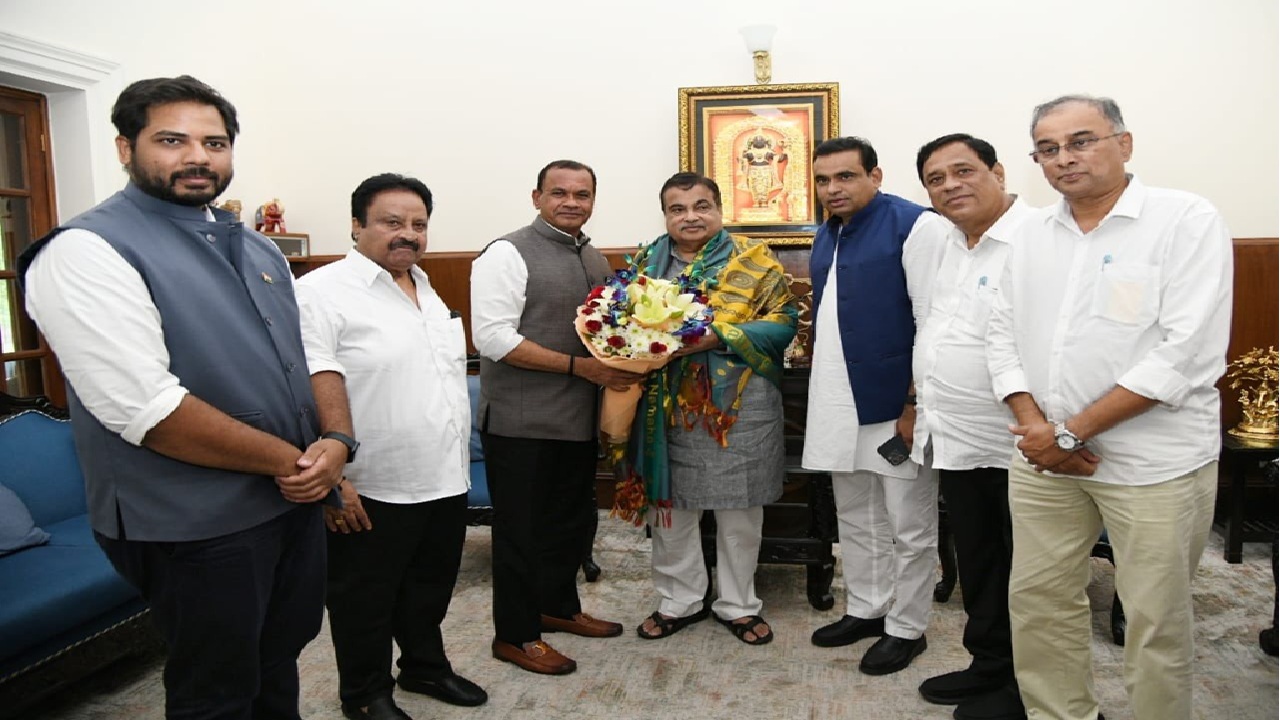 విజయవాడ-హైదరాబాద్ రహదారిని విస్తరించండి: మంత్రి కోమటిరెడ్డి విజయవాడ-హైదరాబాద్ రహదారిని విస్తరించండి: మంత్రి కోమటిరెడ్డి