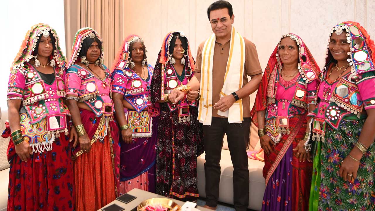 KTR| కేటీఆర్ కు రాఖీ కట్టిన లగచర్ల.. కొడంగల్ గిరిజన మహిళలు KTR| కేటీఆర్ కు రాఖీ కట్టిన లగచర్ల.. కొడంగల్ గిరిజన మహిళలు