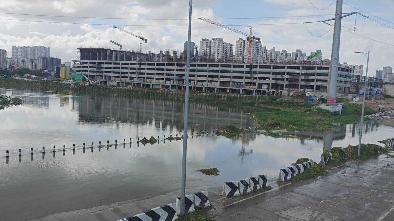 Musi Encroachments | పోటెత్తిన భారీ వరద.. ఒడ్డునే యథేచ్ఛగా నిర్మాణాలు.. మూసీ చెప్పిన కబ్జా కథ! Musi Encroachments | పోటెత్తిన భారీ వరద.. ఒడ్డునే యథేచ్ఛగా నిర్మాణాలు.. మూసీ చెప్పిన కబ్జా కథ!