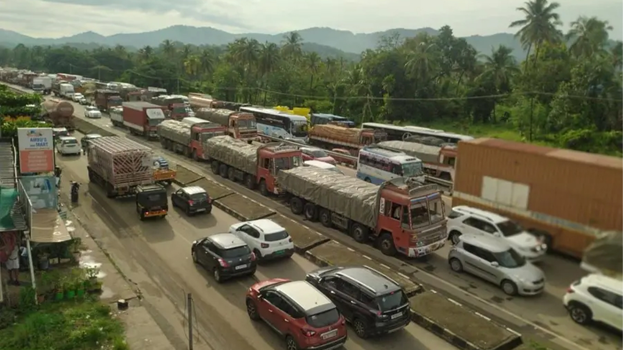 Traffic Jam On NH44 : జాతీయ రహదారి 44పై 16 కి.మీ. నిలిచిపోయిన వాహనాలు Traffic Jam On NH44 : జాతీయ రహదారి 44పై 16 కి.మీ. నిలిచిపోయిన వాహనాలు