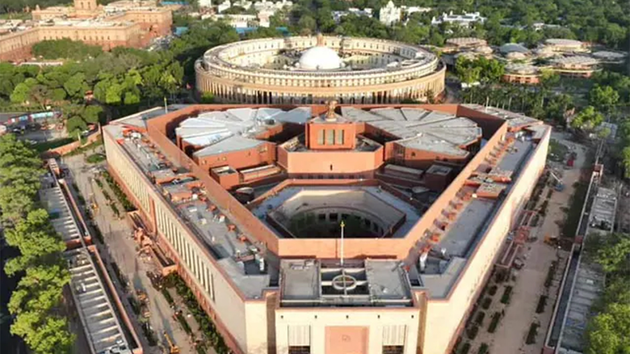 Security Breach At Parliament : పార్లమెంటు ఆవరణలోకి ఆగంతకుడి చొరబాటు! Security Breach At Parliament : పార్లమెంటు ఆవరణలోకి ఆగంతకుడి చొరబాటు!