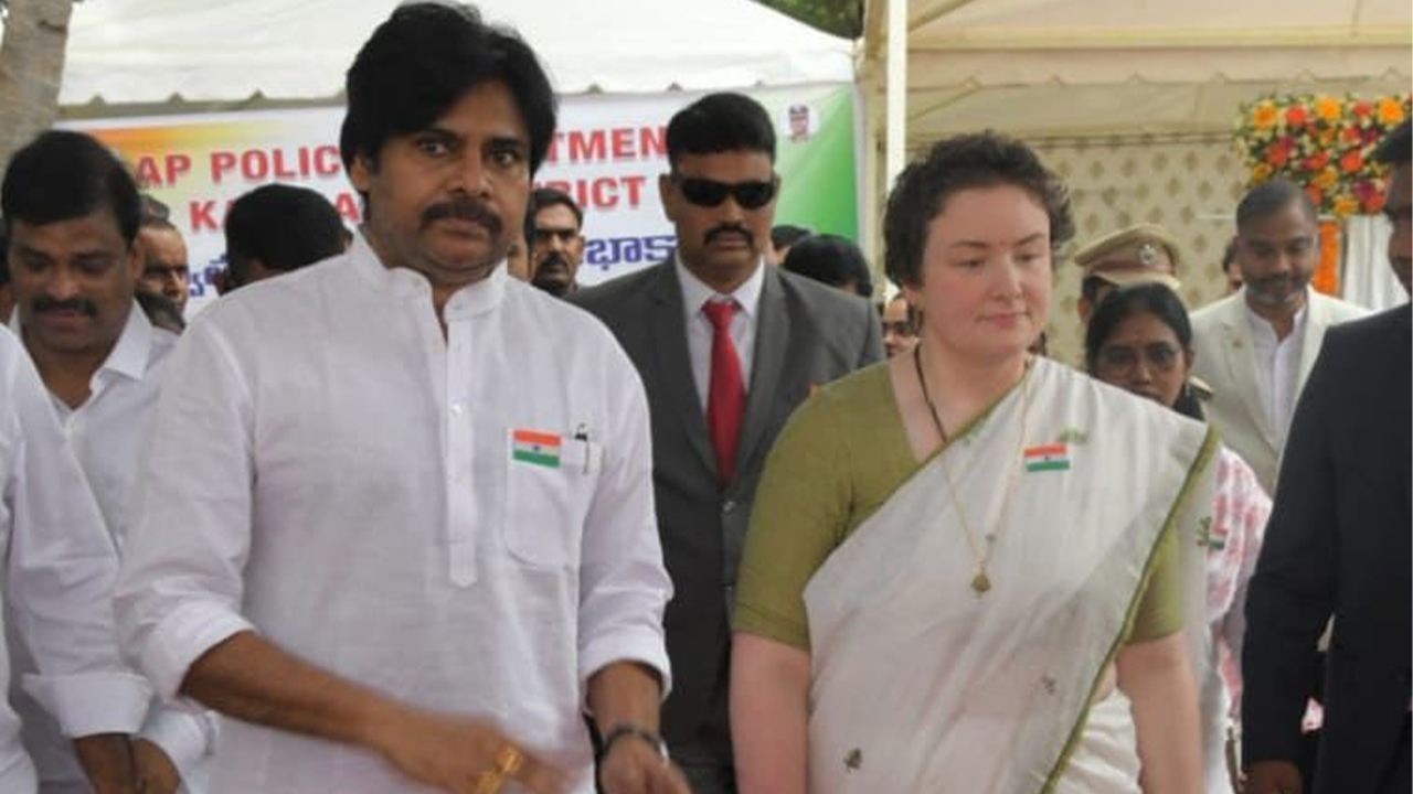స్వాతంత్య్ర వేడుకల్లో పవన్ సతీమణి లెజినోవా సందడి స్వాతంత్య్ర వేడుకల్లో పవన్ సతీమణి లెజినోవా సందడి