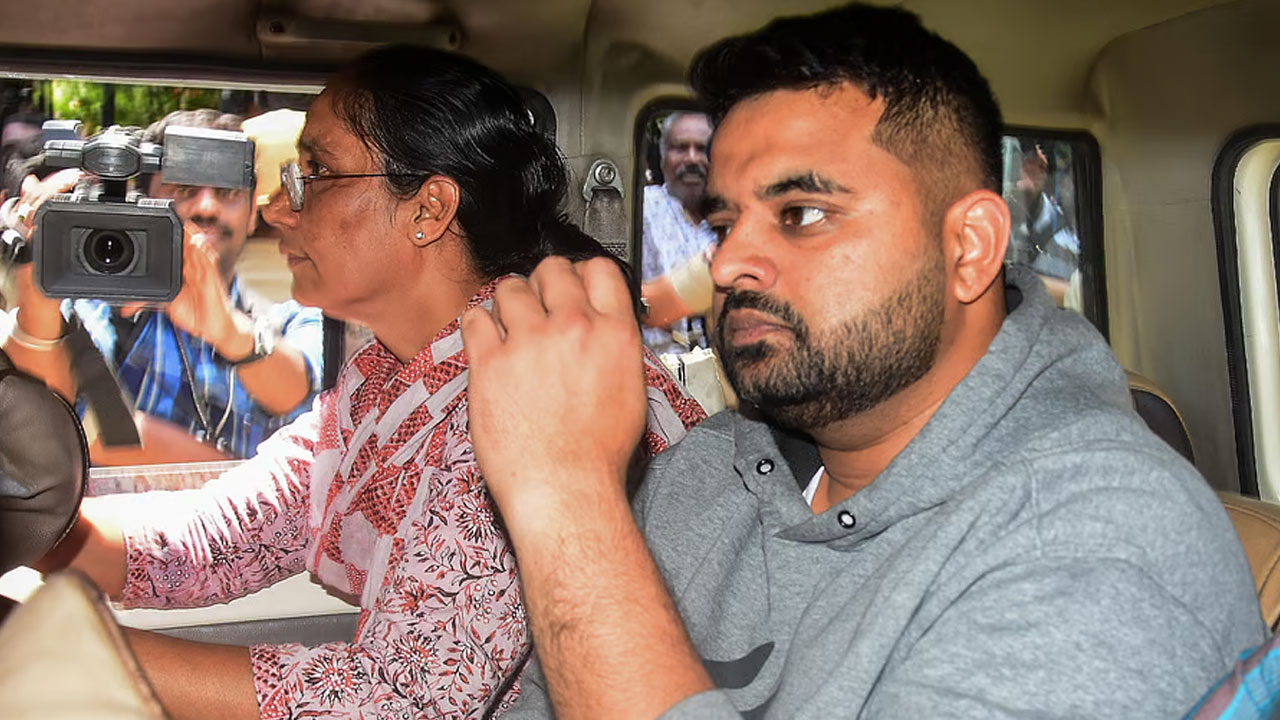 Prajwal Revanna | లైంగిక అకృత్యాల కేసులో ప్రజ్వల్ రేవణ్ణను దోషిగా తేల్చిన కోర్టు.. శిక్షపై శనివారం ప్రకటన Prajwal Revanna | లైంగిక అకృత్యాల కేసులో ప్రజ్వల్ రేవణ్ణను దోషిగా తేల్చిన కోర్టు.. శిక్షపై శనివారం ప్రకటన