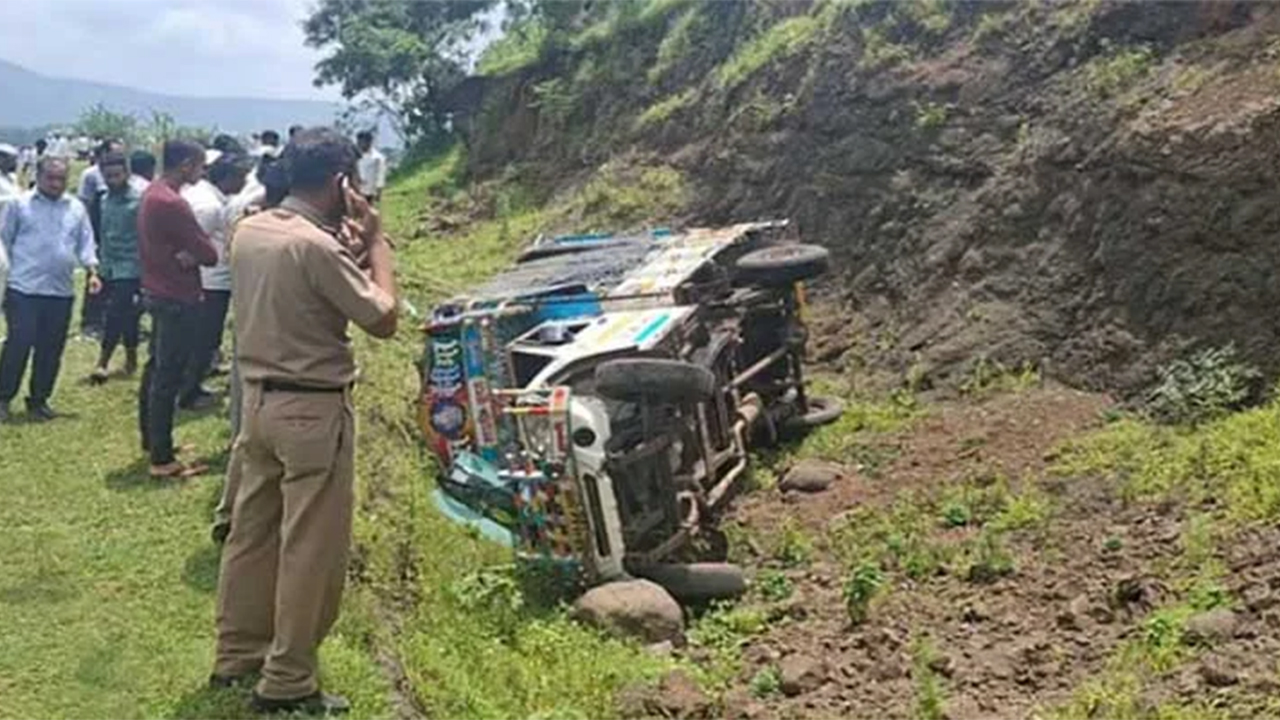 Pune Accident : పూణేలో విషాదం.. వ్యాన్ లోయలో పడి 10 మంది మృతి! Pune Accident : పూణేలో విషాదం.. వ్యాన్ లోయలో పడి 10 మంది మృతి!