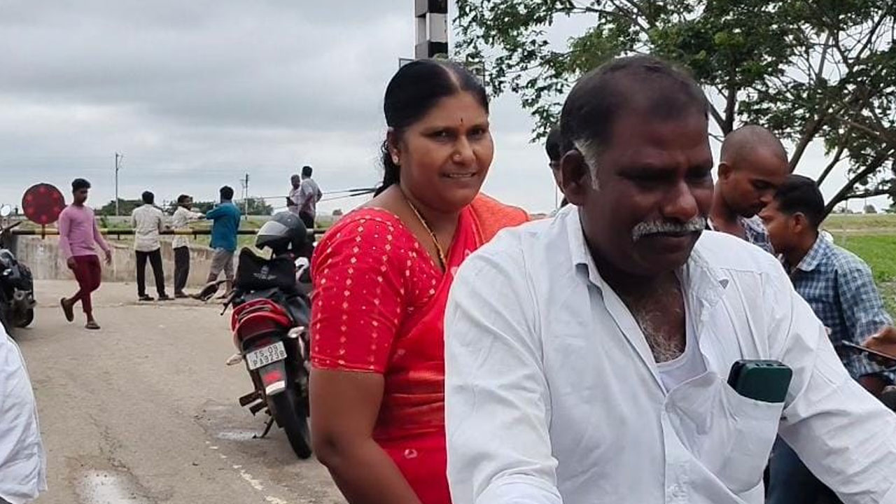 భారీ వర్షం మొదలవ్వటంతో రాఖీ కట్టేందుకు అక్క అగచాట్లు! భారీ వర్షం మొదలవ్వటంతో రాఖీ కట్టేందుకు అక్క అగచాట్లు!