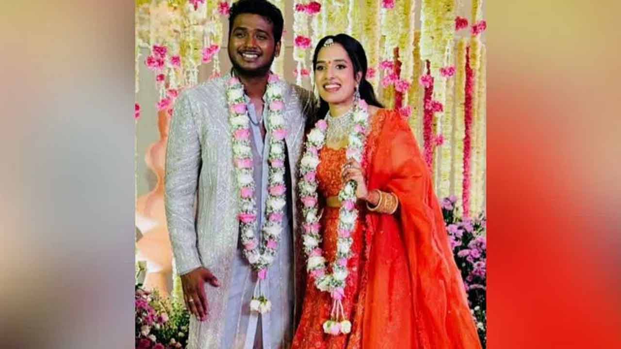 Rahul Sipligunj | హరిణి రెడ్డితో రాహుల్ సిప్లిగంజ్ ఎంగేజ్మెంట్..! సోషల్ మీడియాలో ఫొటోలు వైరల్..!! Rahul Sipligunj | హరిణి రెడ్డితో రాహుల్ సిప్లిగంజ్ ఎంగేజ్మెంట్..! సోషల్ మీడియాలో ఫొటోలు వైరల్..!!