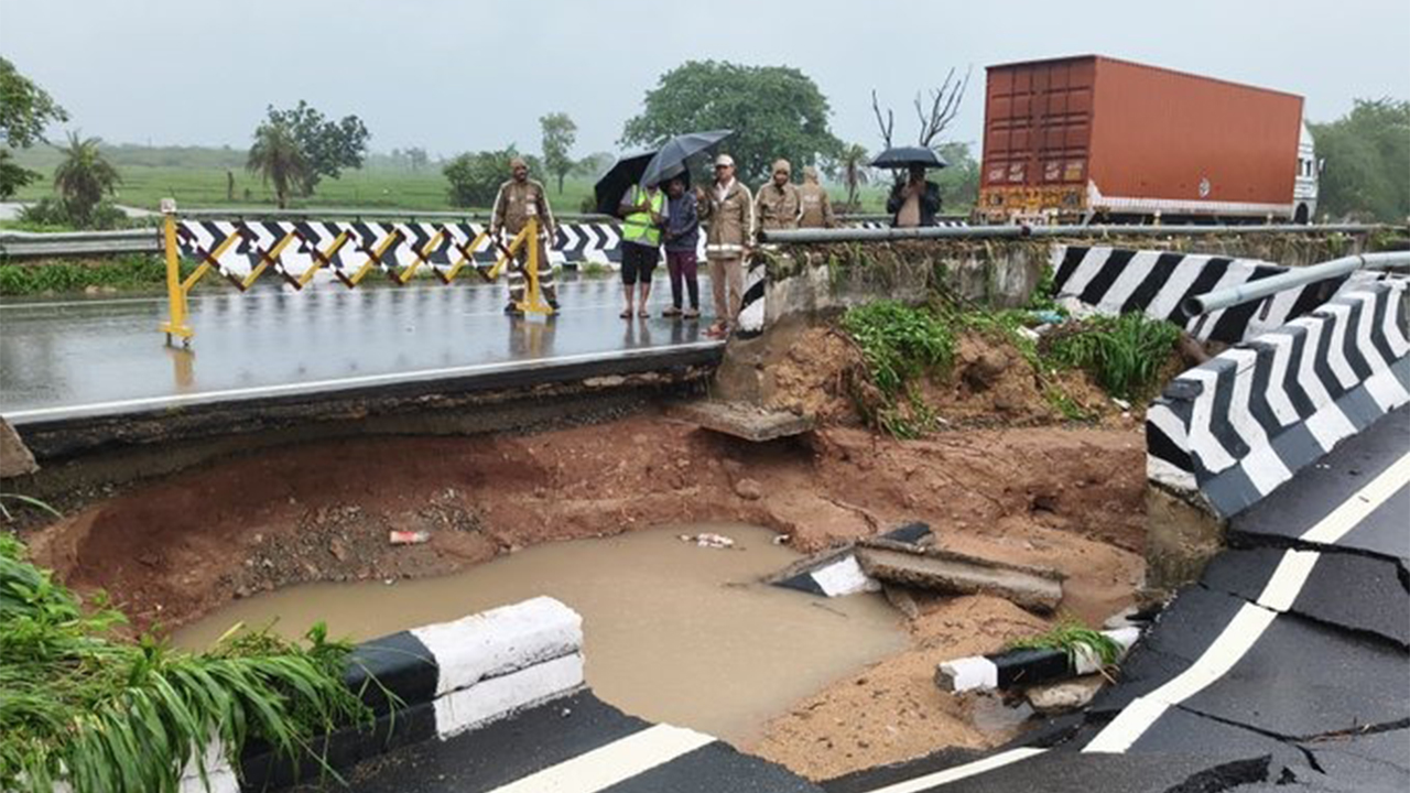తెలంగాణ- మహారాష్ట్ర మధ్య నిలిచిపోయిన రాకపోకలు తెలంగాణ- మహారాష్ట్ర మధ్య నిలిచిపోయిన రాకపోకలు