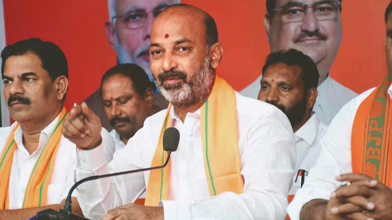 కాంగ్రెస్ గెలిస్తే రాజకీయ సన్యాసం: మహేశ్ కుమార్ గౌడ్ కు బండి కౌంటర్ కాంగ్రెస్ గెలిస్తే రాజకీయ సన్యాసం: మహేశ్ కుమార్ గౌడ్ కు బండి కౌంటర్