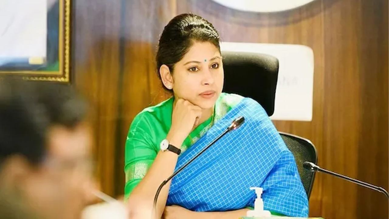 Smita Sabharwal : 6 నెలల సెలవులలో ఐఏఎస్ స్మితా సబర్వాల్ Smita Sabharwal : 6 నెలల సెలవులలో ఐఏఎస్ స్మితా సబర్వాల్