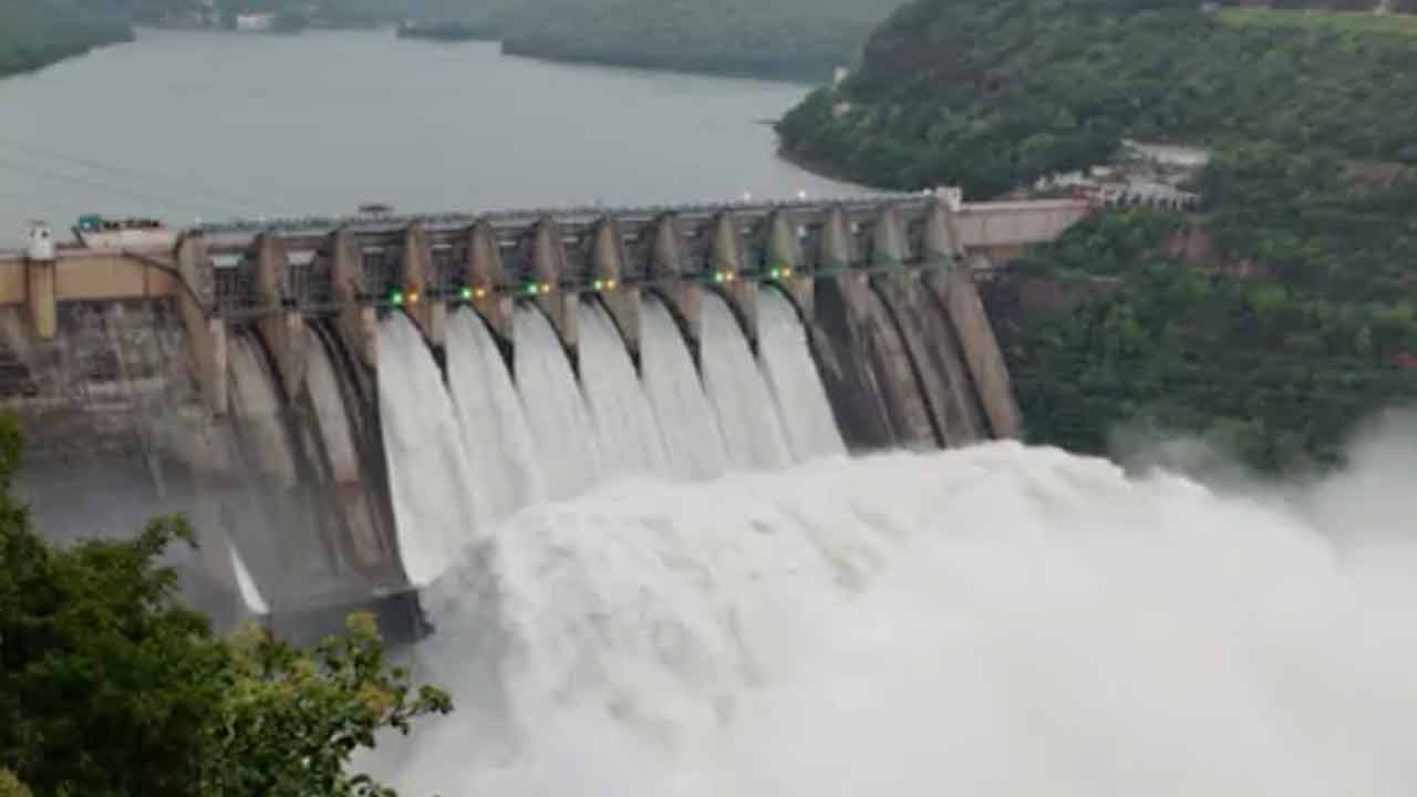 Srisailam | శ్రీశైలం జలాశయానికి పోటెత్తిన వరద.. ఏడు గేట్లు ఎత్తివేత Srisailam | శ్రీశైలం జలాశయానికి పోటెత్తిన వరద.. ఏడు గేట్లు ఎత్తివేత