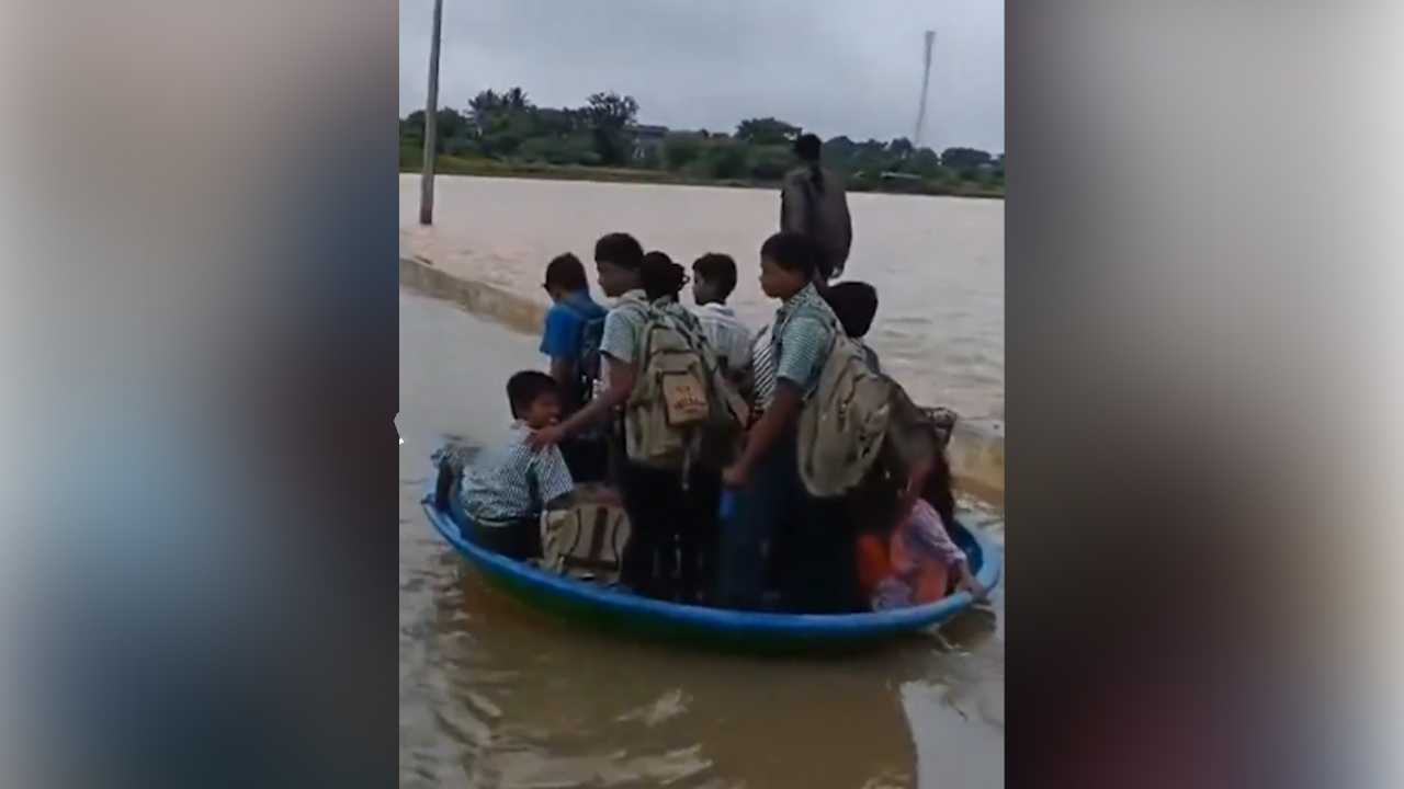 Nagarkurnool : పుట్టిలో వాగు దాటిన విద్యార్థులు..వైరల్ గా వీడియో Nagarkurnool : పుట్టిలో వాగు దాటిన విద్యార్థులు..వైరల్ గా వీడియో