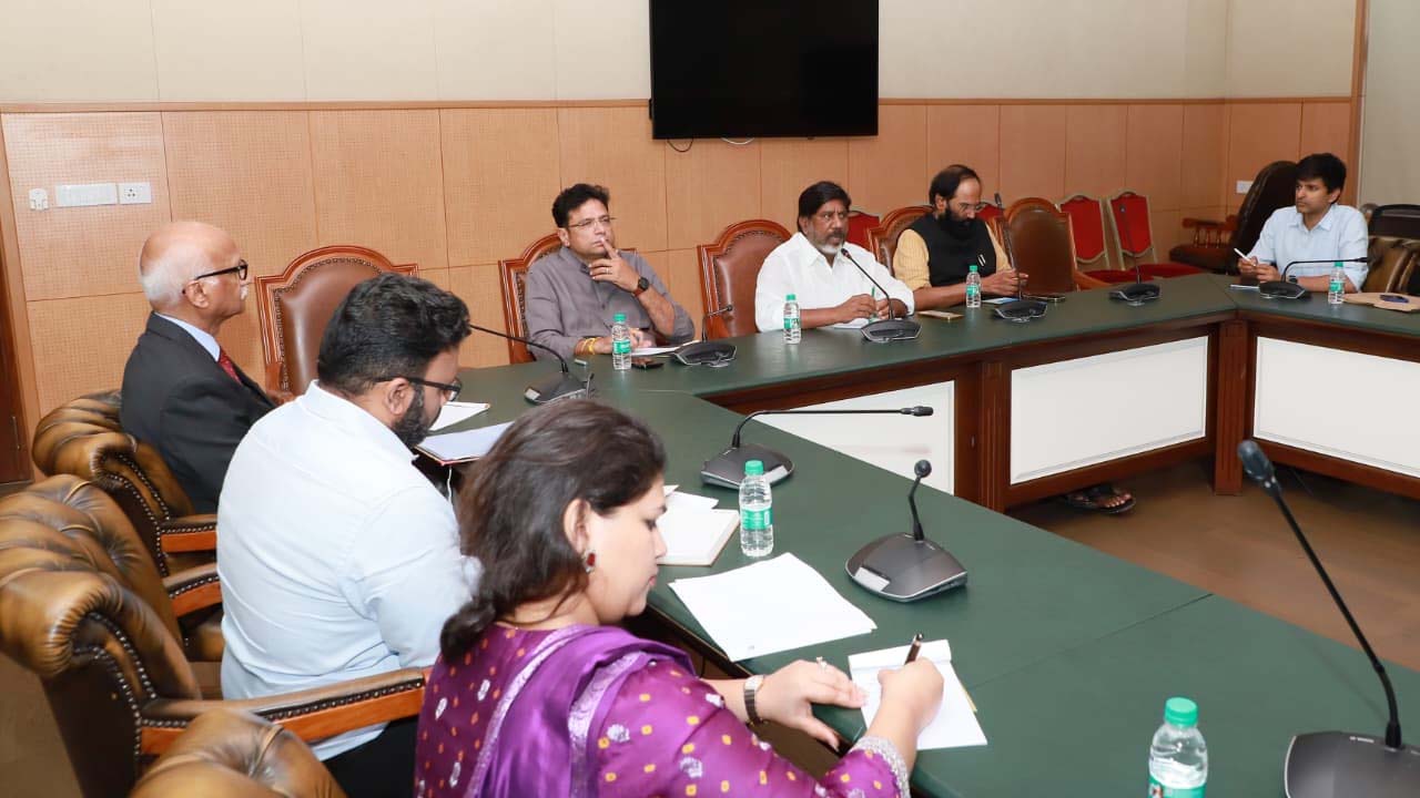 బీసీలకు 42 శాతం రిజర్వేషన్లు: న్యాయ సలహా తీసుకోవాలని మంత్రుల కమిటీ నిర్ణయం బీసీలకు 42 శాతం రిజర్వేషన్లు: న్యాయ సలహా తీసుకోవాలని మంత్రుల కమిటీ నిర్ణయం