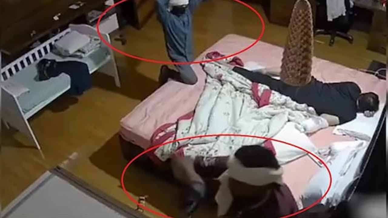 Video | రిటైర్డ్ జస్టిస్ ఇంట్లో దొంగలు.. బంగారు ఆభరణాలు చోరీ.. Video | రిటైర్డ్ జస్టిస్ ఇంట్లో దొంగలు.. బంగారు ఆభరణాలు చోరీ..