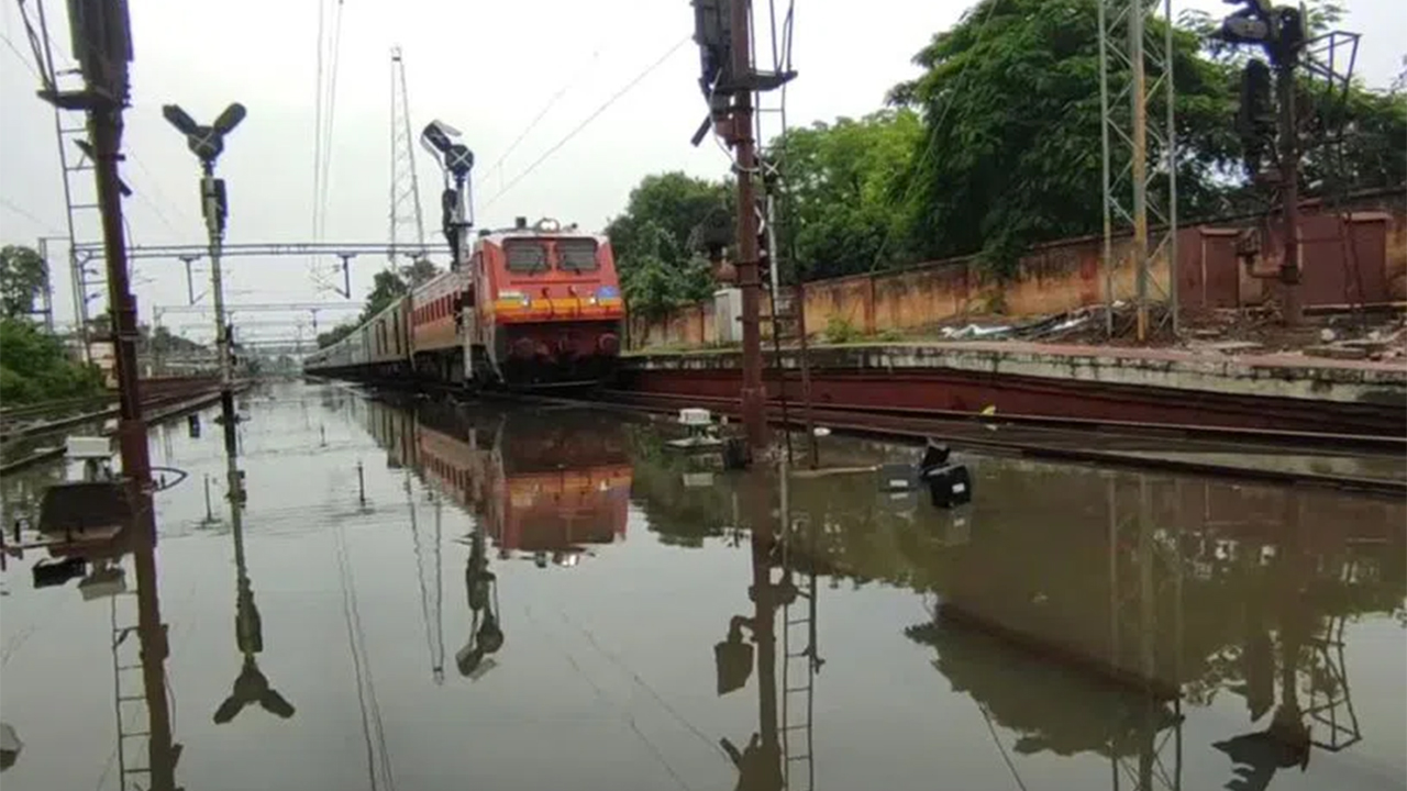Telangana Train Alerts : తెలంగాణలో పలు రైళ్లు రద్దు..దారి మళ్లింపు Telangana Train Alerts : తెలంగాణలో పలు రైళ్లు రద్దు..దారి మళ్లింపు