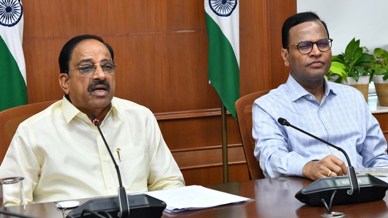 అందుకే యూరియా అందించలేకపోతున్నాం: మంత్రి తుమ్మల అందుకే యూరియా అందించలేకపోతున్నాం: మంత్రి తుమ్మల