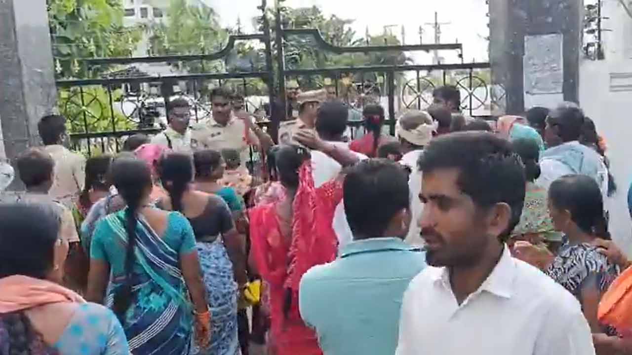 Urea | రైతుల్లో పెరుగుతున్న అసంతృప్తి.. యూరియా కోసం ఆందోళనలు Urea | రైతుల్లో పెరుగుతున్న అసంతృప్తి.. యూరియా కోసం ఆందోళనలు