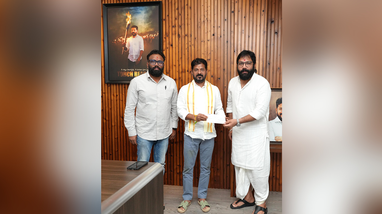 సీఎం రేవంత్ రెడ్డిని కలిసిన దర్శకుడు సందీప్ రెడ్డి సీఎం రేవంత్ రెడ్డిని కలిసిన దర్శకుడు సందీప్ రెడ్డి