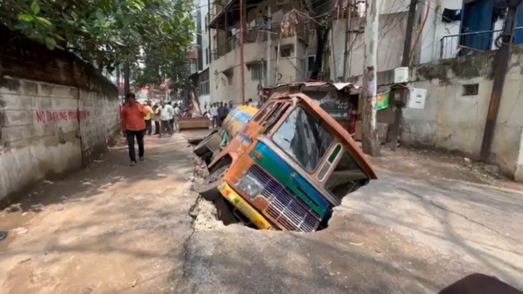 hyderabad-water-tanker-plunges-on-banjara-hills-road