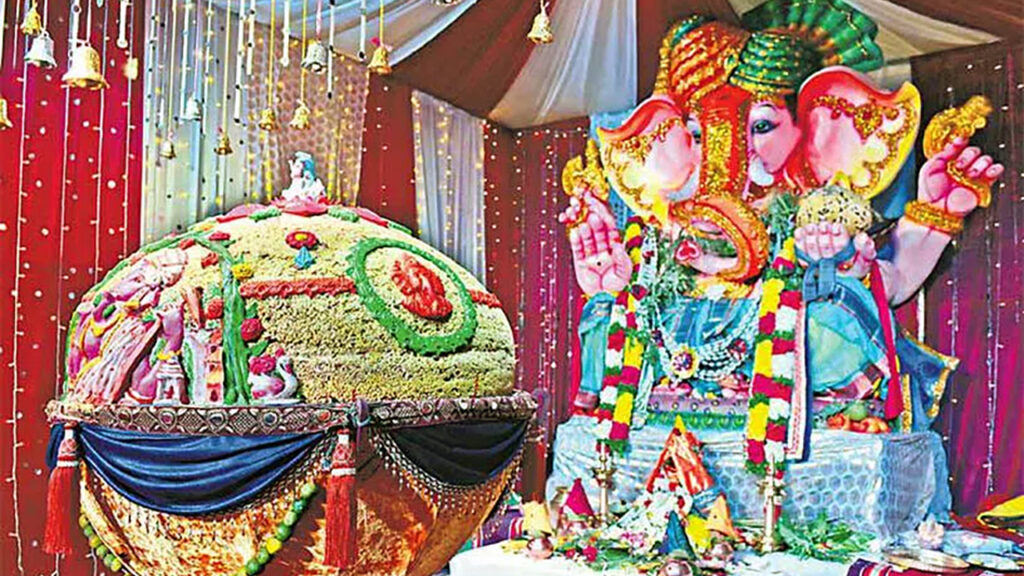 హైదరాబాద్ కొత్తపేట్లో గణేశ్ విగ్రహం పక్కన ఉంచిన 333 కిలోల లడ్డూ, లక్కీ డ్రాలో రూ.99కే గెలుచుకున్న విద్యార్థి