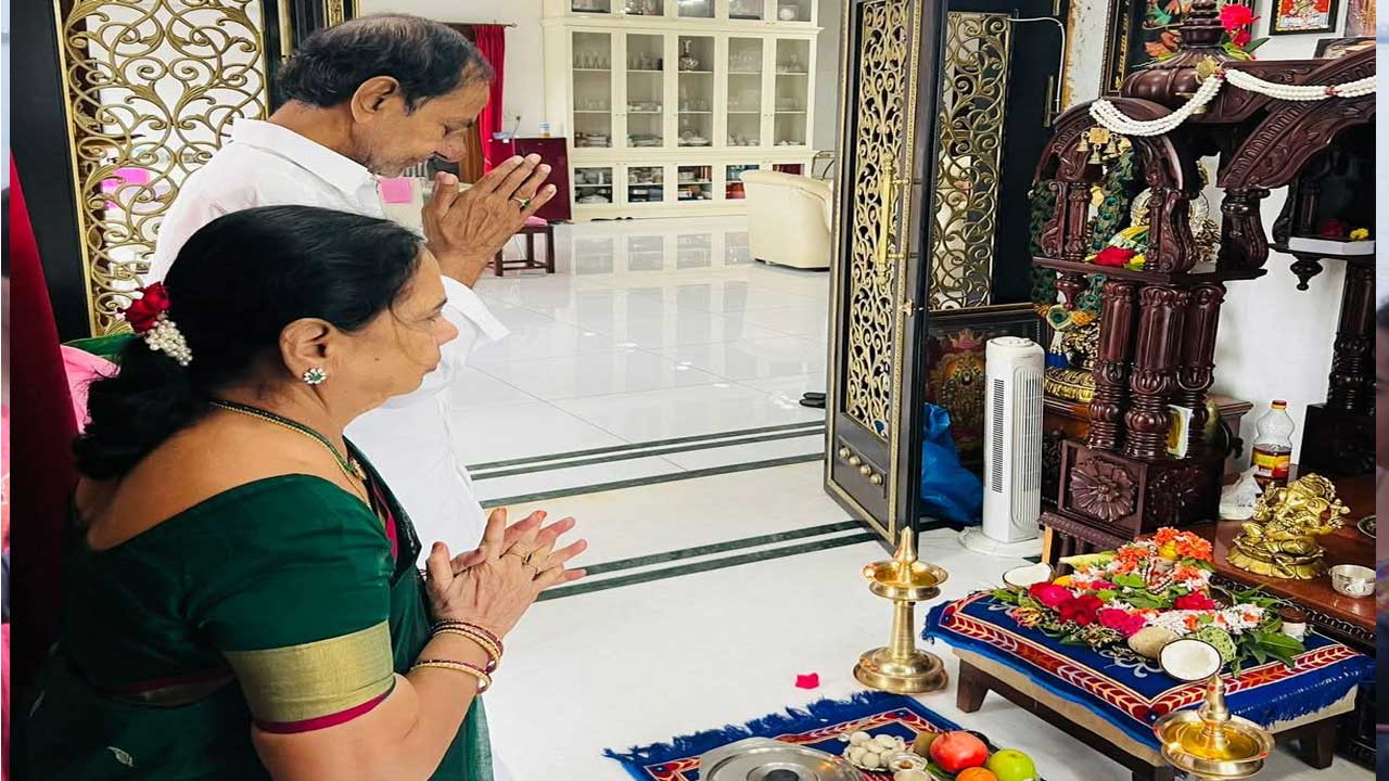 KCR Ganapathi Homam| ఎర్రవల్లి ఫామ్హౌస్లో మాజీ సీఎం కేసీఆర్ గణపతి హోమం KCR Ganapathi Homam| ఎర్రవల్లి ఫామ్హౌస్లో మాజీ సీఎం కేసీఆర్ గణపతి హోమం