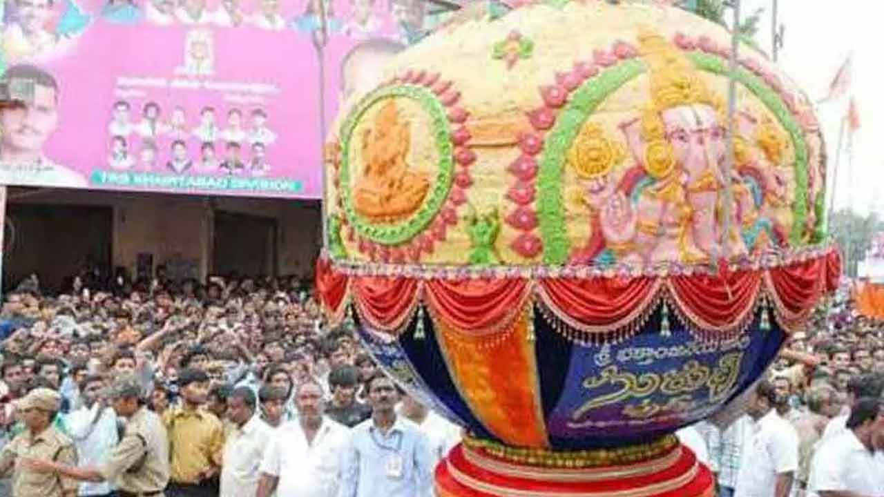 Balapur Laddu | బాలాపూర్ లడ్డూకు 38 మంది పోటీ.. ఎవరికి దక్కేనో..! Balapur Laddu | బాలాపూర్ లడ్డూకు 38 మంది పోటీ.. ఎవరికి దక్కేనో..!