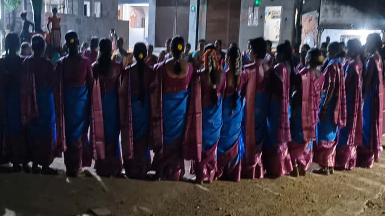 చీకట్లోనే ఎంగిలిపూల బతుకమ్మ.. గ్రామాలను పట్టించుకునే నాథుడే లేడు