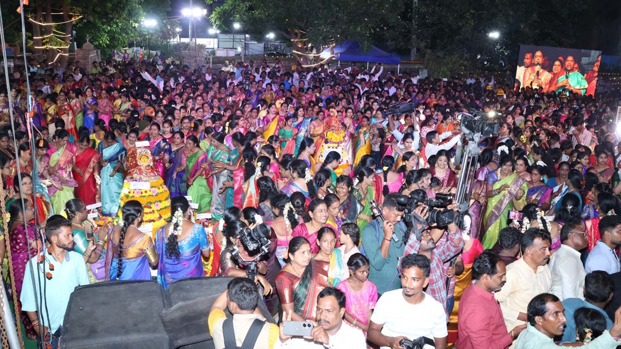 రాష్ట్రమంతా పూల పండుగ శోభ