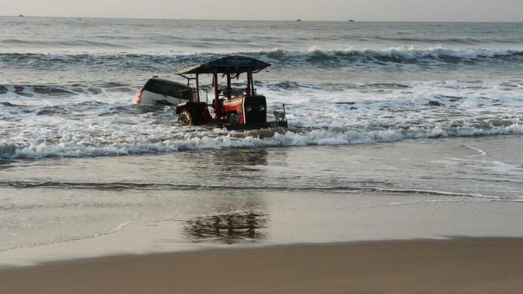 Drunk youth drove car into sea in chennai