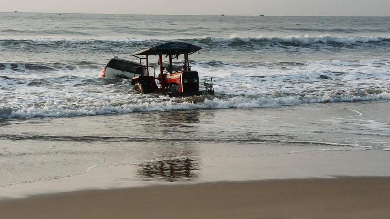 Cuddalore : మత్తులో బెట్టింగ్..సముద్రంలోకి కారు Cuddalore : మత్తులో బెట్టింగ్..సముద్రంలోకి కారు