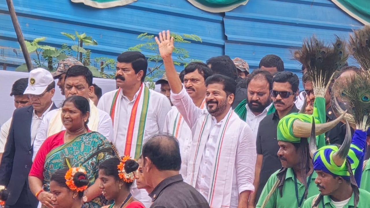 సమ్మక్క, సారలమ్మలను దర్శించుకున్న సీఎం రేవంత్