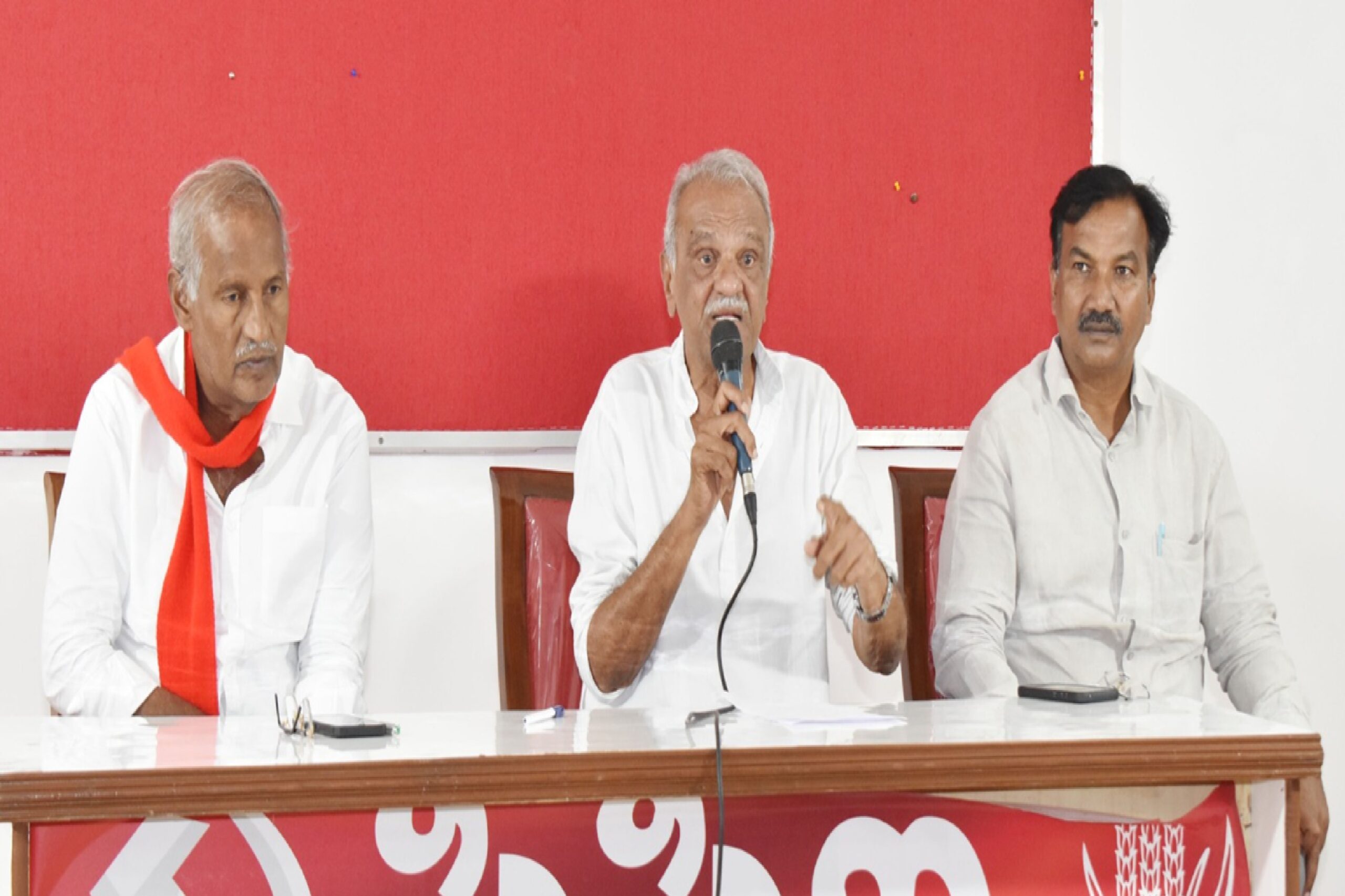 బీహార్లో ఎన్నికలు ఉన్నాయనే జీఎస్టీ తగ్గించారు: సీపీఐ నారాయణ బీహార్లో ఎన్నికలు ఉన్నాయనే జీఎస్టీ తగ్గించారు: సీపీఐ నారాయణ