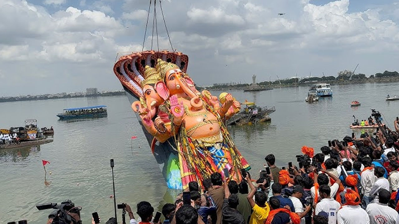 శోభాయమానంగా భాగ్యనగరం…కొనసాగుతున్న శోభాయాత్ర శోభాయమానంగా భాగ్యనగరం…కొనసాగుతున్న శోభాయాత్ర