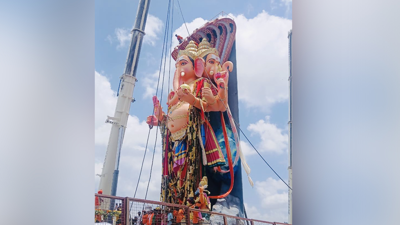 Ganesh Idol Immersion : గంగమ్మ ఒడిలోకి ఖైరతాబాద్ గణేషుడు Ganesh Idol Immersion : గంగమ్మ ఒడిలోకి ఖైరతాబాద్ గణేషుడు
