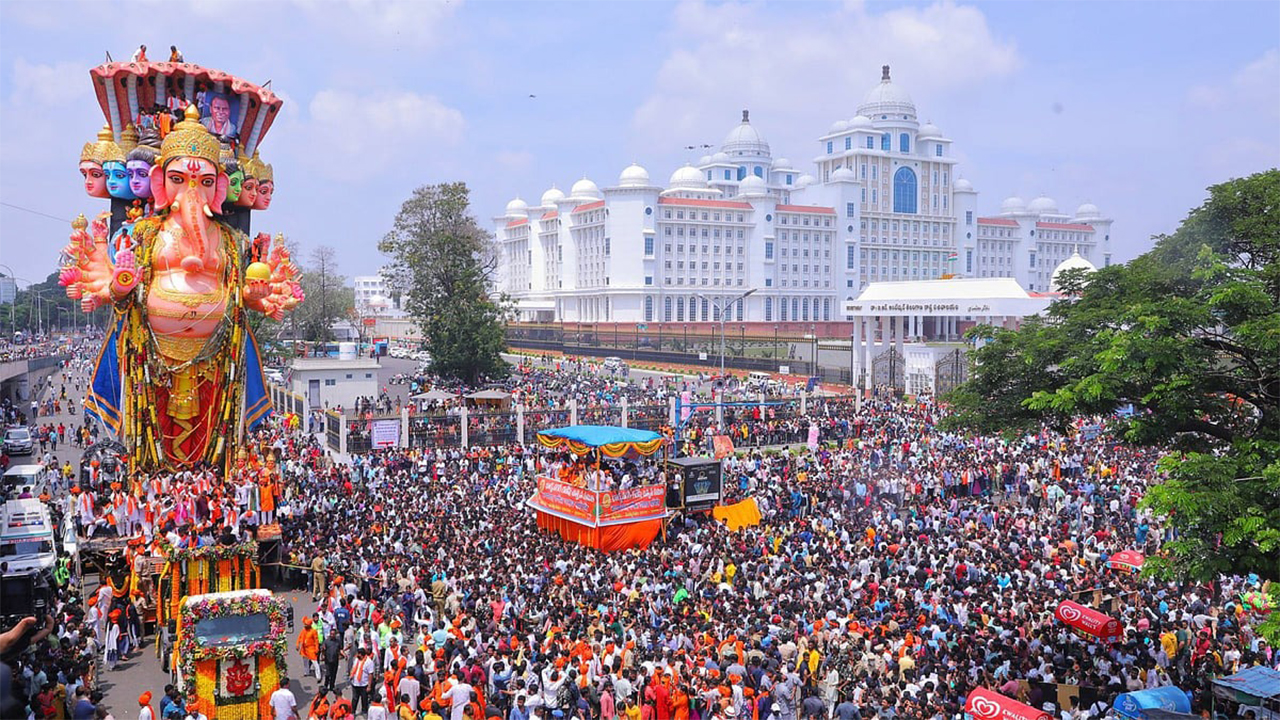 Ganesh Idol Immersion : హైదరాబాద్లో వినాయక నిమజ్జనానికి సర్వం సిద్ధం Ganesh Idol Immersion : హైదరాబాద్లో వినాయక నిమజ్జనానికి సర్వం సిద్ధం