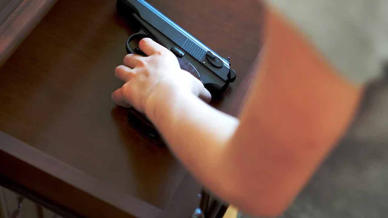 Boy Dies | తుపాకీతో కాల్చుకున్న ఐదేండ్ల బాలుడు.. తండ్రిపై కేసు నమోదు Boy Dies | తుపాకీతో కాల్చుకున్న ఐదేండ్ల బాలుడు.. తండ్రిపై కేసు నమోదు
