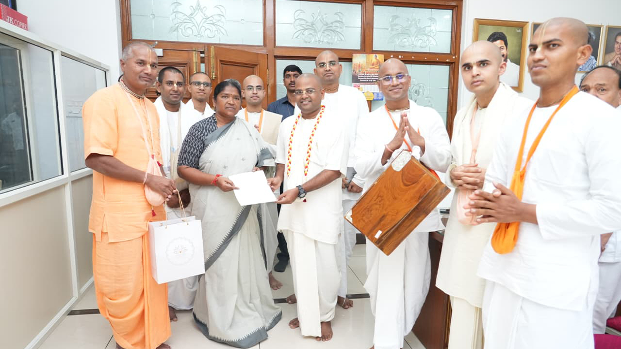 Seethakka : మంత్రి సీతక్కను కలిసిన ఇస్కాన్ ప్రతినిధులు Seethakka : మంత్రి సీతక్కను కలిసిన ఇస్కాన్ ప్రతినిధులు
