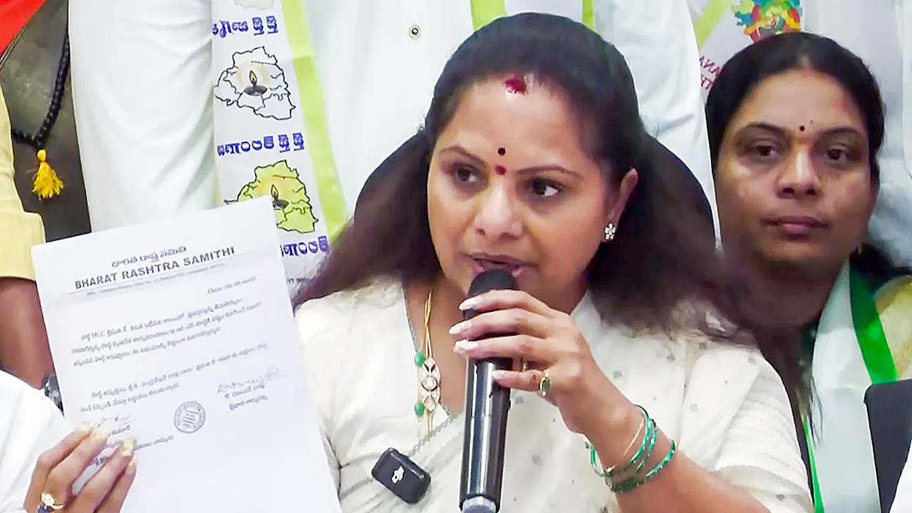 Kavitha Quits | బీఆర్ఎస్కు, ఎమ్మెల్సీ పదవికి కవిత రాజీనామా – హరీశ్, సంతోష్పై తీవ్ర ఆరోపణలు Kavitha Quits | బీఆర్ఎస్కు, ఎమ్మెల్సీ పదవికి కవిత రాజీనామా – హరీశ్, సంతోష్పై తీవ్ర ఆరోపణలు