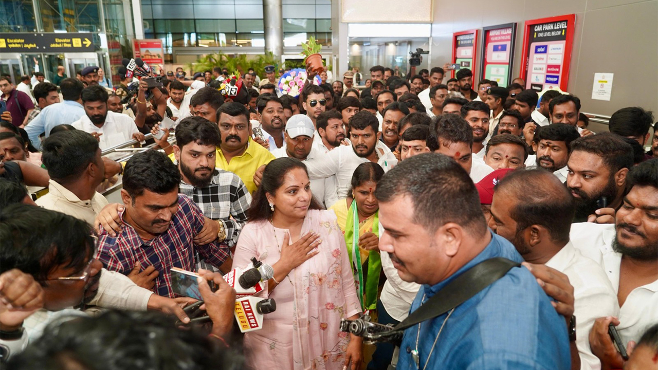BRS MLC Kavitha : అమెరికా నుంచి హైదరాబాద్ కు చేరుకున్న కవిత BRS MLC Kavitha : అమెరికా నుంచి హైదరాబాద్ కు చేరుకున్న కవిత