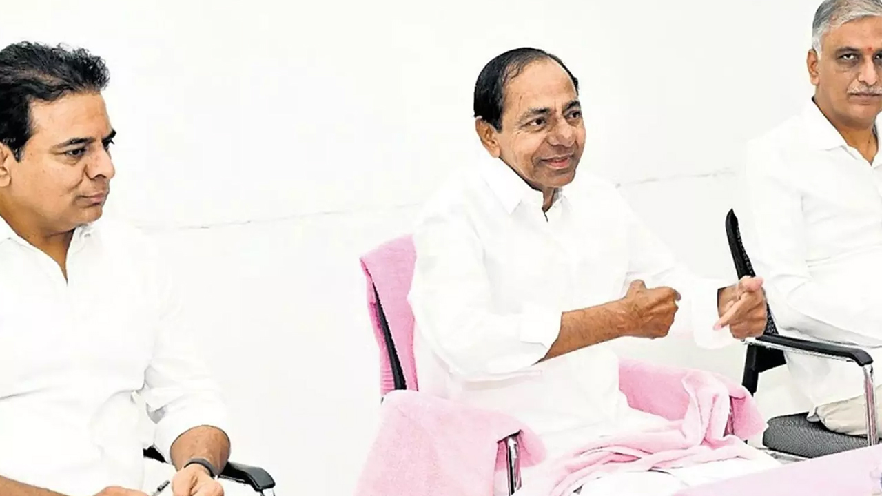 KCR : ఫామ్ హౌస్ లో కీలక నేతలతో కేసీఆర్ కీలక భేటీ KCR : ఫామ్ హౌస్ లో కీలక నేతలతో కేసీఆర్ కీలక భేటీ