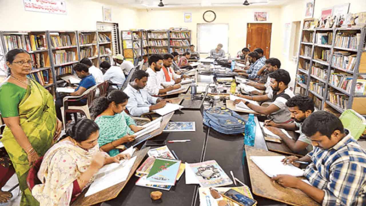Library | ఇంటినే గ్రంథాలయంగా మార్చేశారు.. నిరుద్యోగుల జీవితాల్లో వెలుగులు నింపుతున్న ఖమ్మం కపుల్స్ Library | ఇంటినే గ్రంథాలయంగా మార్చేశారు.. నిరుద్యోగుల జీవితాల్లో వెలుగులు నింపుతున్న ఖమ్మం కపుల్స్