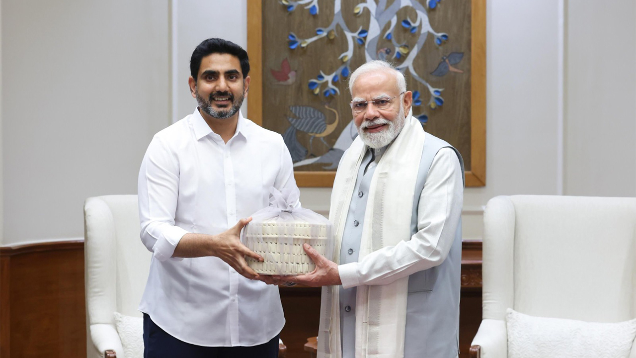 Lokesh Meets PM Modi : రాష్ట్రాభివృద్ధికి మరింత సహకారం అందించండి Lokesh Meets PM Modi : రాష్ట్రాభివృద్ధికి మరింత సహకారం అందించండి
