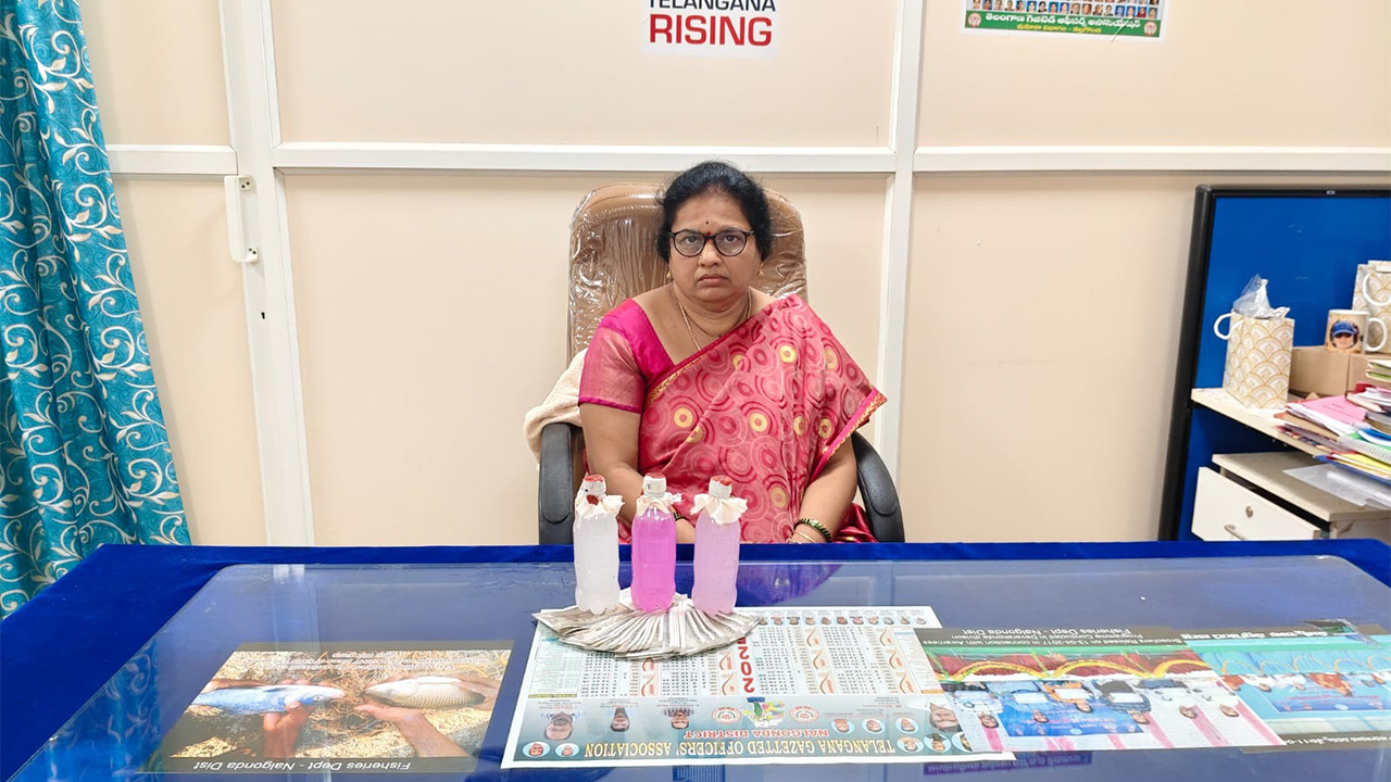 Nalgonda : ఏసీబీకి చిక్కిన నల్లగొండ మత్స్యశాఖ అధికారిణి Nalgonda : ఏసీబీకి చిక్కిన నల్లగొండ మత్స్యశాఖ అధికారిణి