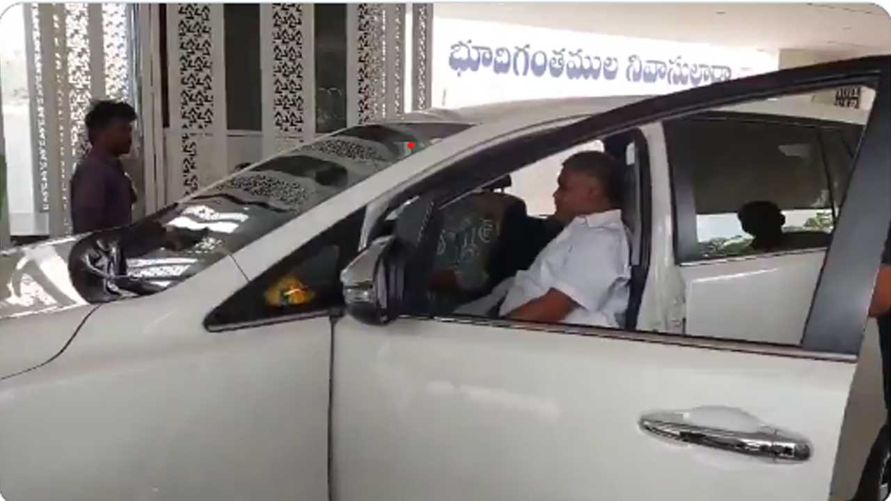 Kethireddy Peddareddy| తాడిపత్రిలో మరోసారి హైడ్రామా..పెద్దారెడ్డికి పోలీసుల షాక్ Kethireddy Peddareddy| తాడిపత్రిలో మరోసారి హైడ్రామా..పెద్దారెడ్డికి పోలీసుల షాక్