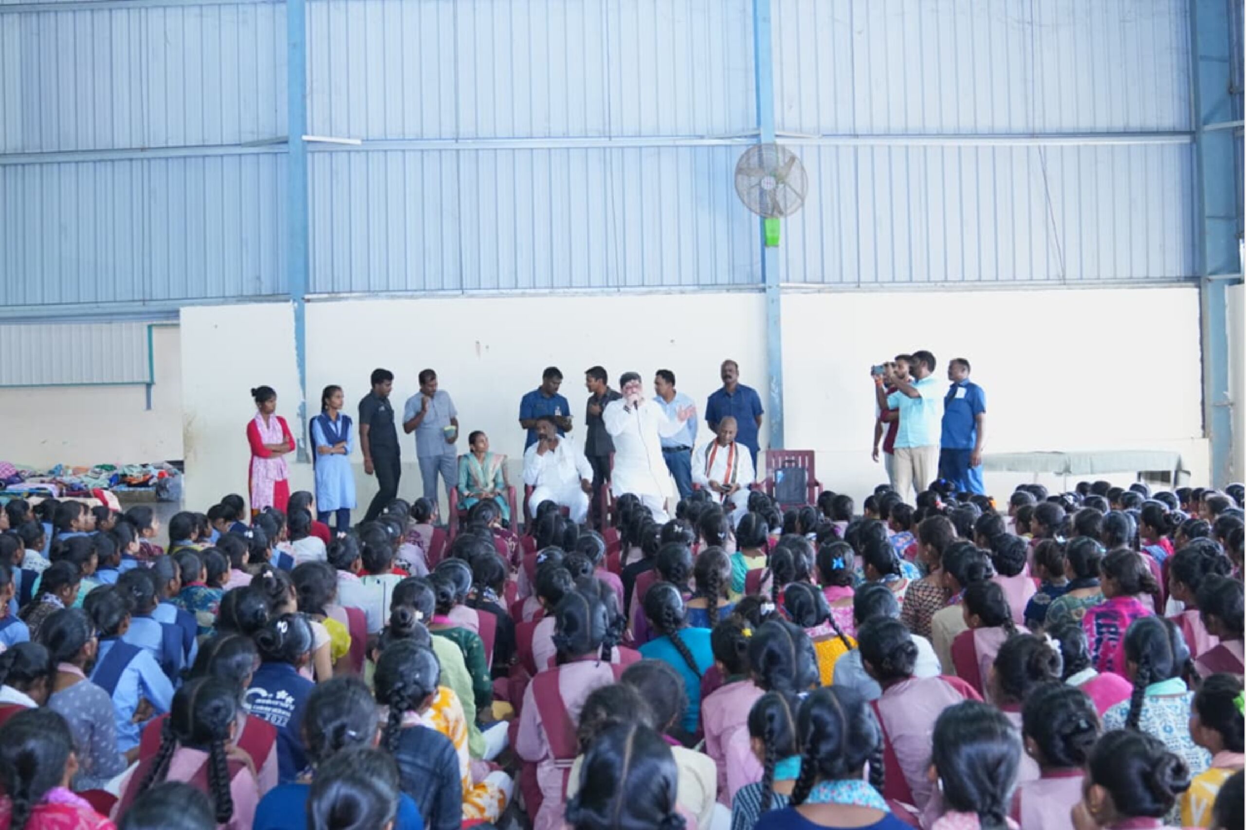 ఎంజేపీ బీసీ గురుకుల పాఠశాలలో మంత్రుల ఆకస్మిక పర్యటన ఎంజేపీ బీసీ గురుకుల పాఠశాలలో మంత్రుల ఆకస్మిక పర్యటన