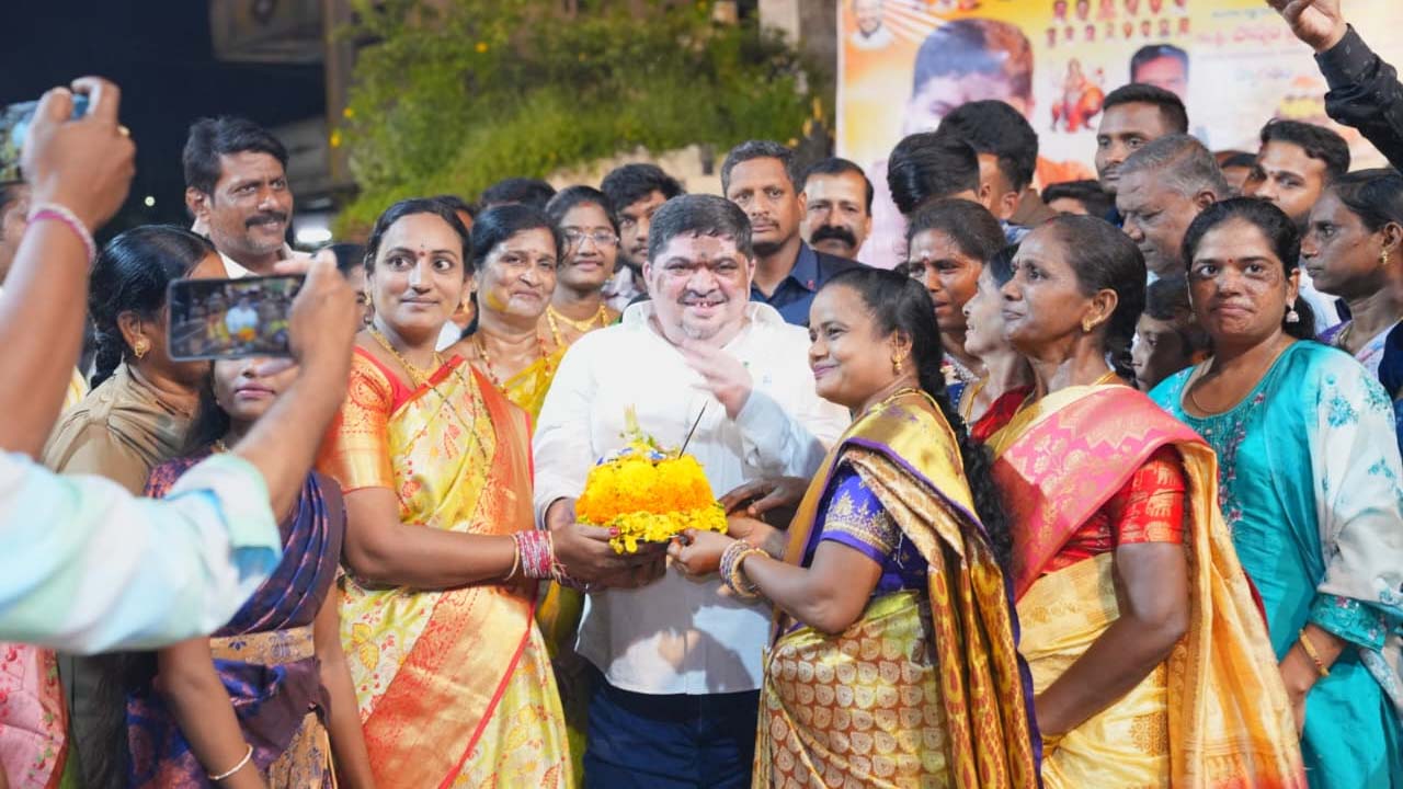 బతుకమ్మ సంబరాల్లో మంత్రి పొన్నం